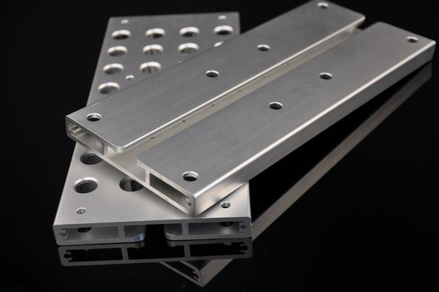 Moldeo por extrusión: las infinitas posibilidades de los plásticos y los metales