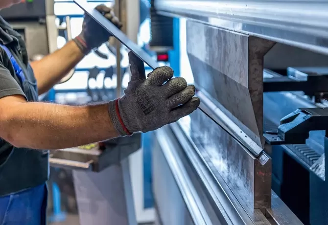 Cómo el plegado y conformado de chapa metálica influye en la industria de la construcción moderna